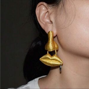 Retro lips dangle earrings N482